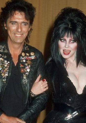 Elvira_Backstage_ (4)