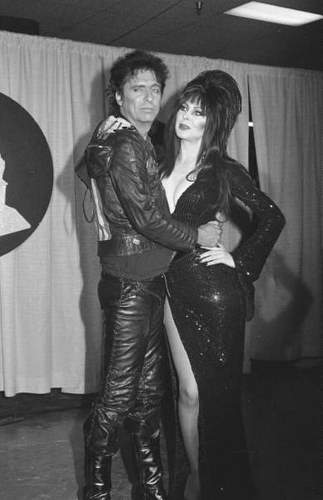Elvira_Backstage_